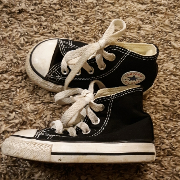 #587 Converse sneakers. Size:5T - Picture 2 of 7